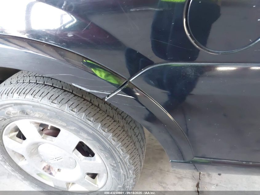 2005 Lincoln Navigator VIN: 5LMFU27545LJ17820 Lot: 43238981