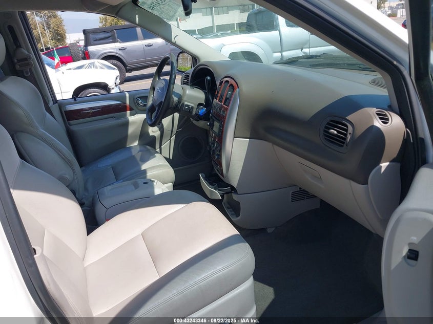 2C8GP64L75R261008 2005 CHRYSLER TOWN & COUNTRY photo no. 5