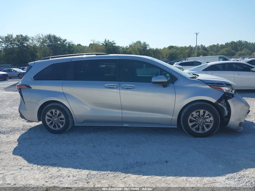 2022 TOYOTA SIENNA XLE - 5TDJRKEC9NS127830