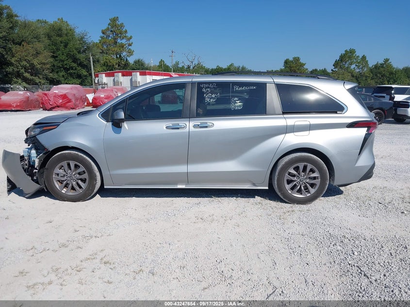 2022 TOYOTA SIENNA XLE - 5TDJRKEC9NS127830