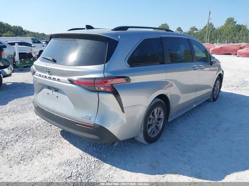 2022 TOYOTA SIENNA XLE - 5TDJRKEC9NS127830