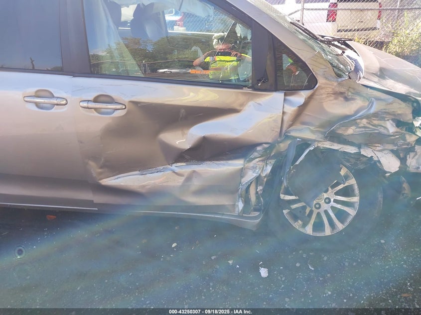 2015 TOYOTA SIENNA XLE 8 PASSENGER - 5TDYK3DC9FS579966