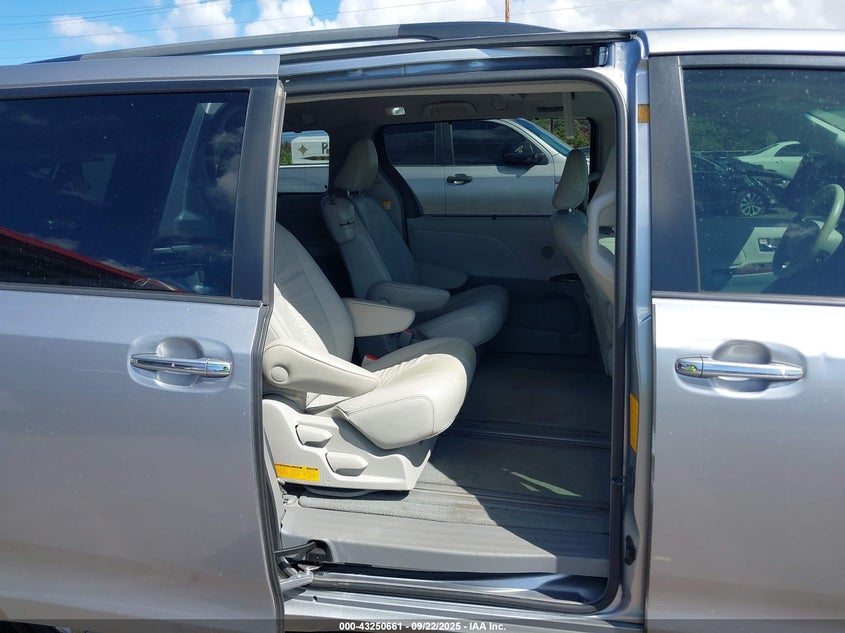 2011 Toyota Sienna Xle V6/Xle V6 Auto Access Seat VIN: 5TDYK3DC0BS120366 Lot: 43250661