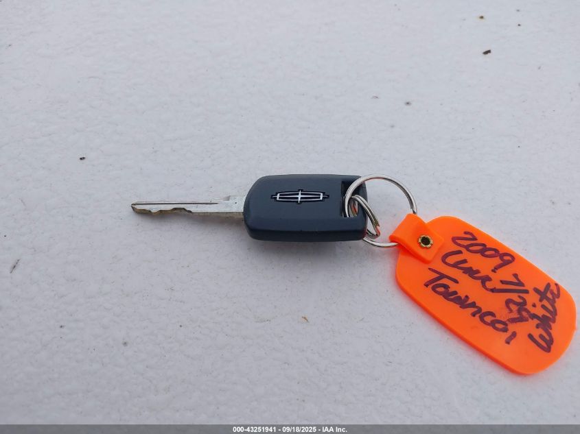 2009 Lincoln Town Car Signature Limited VIN: 2LNHM82V39X617921 Lot: 43251941