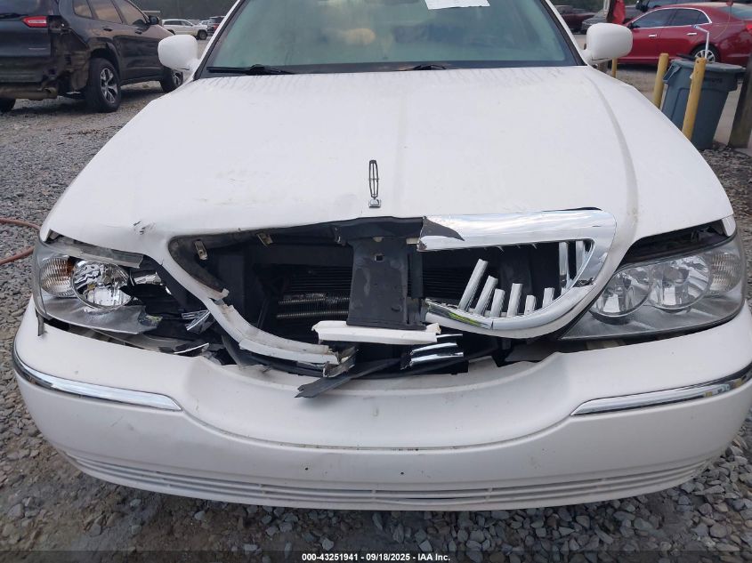 2009 Lincoln Town Car Signature Limited VIN: 2LNHM82V39X617921 Lot: 43251941