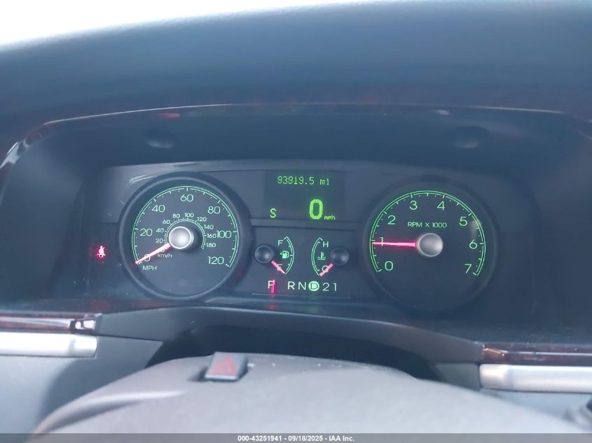 2009 Lincoln Town Car Signature Limited VIN: 2LNHM82V39X617921 Lot: 43251941