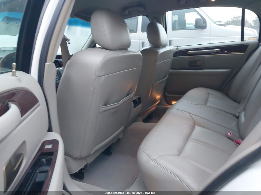 2009 Lincoln Town Car Signature Limited VIN: 2LNHM82V39X617921 Lot: 43251941