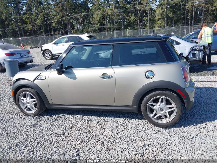 2009 Mini Cooper S VIN: WMWMF735X9TW84760 Lot: 43253174