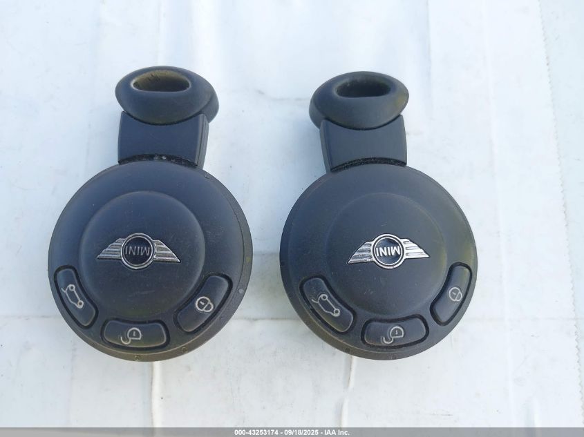 2009 Mini Cooper S VIN: WMWMF735X9TW84760 Lot: 43253174