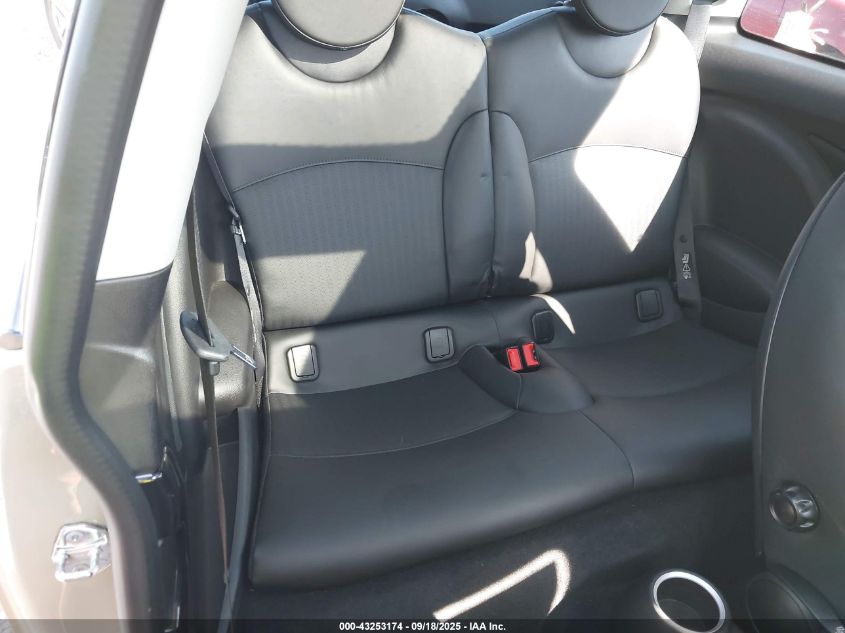 2009 Mini Cooper S VIN: WMWMF735X9TW84760 Lot: 43253174