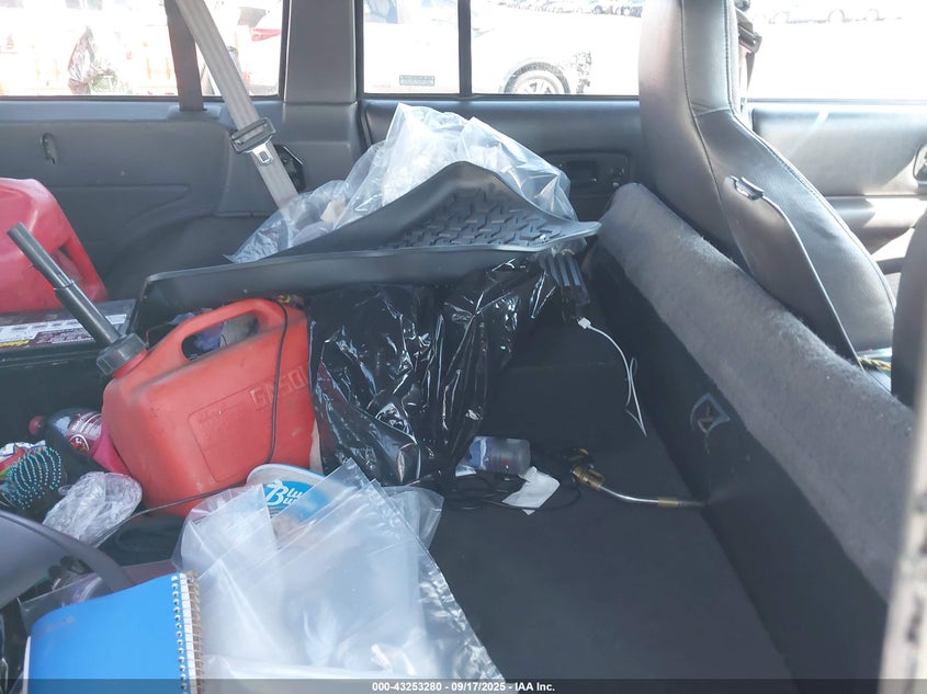 1999 Jeep Cherokee Classic/Sport VIN: 1J4FF68S0XL519084 Lot: 43253280