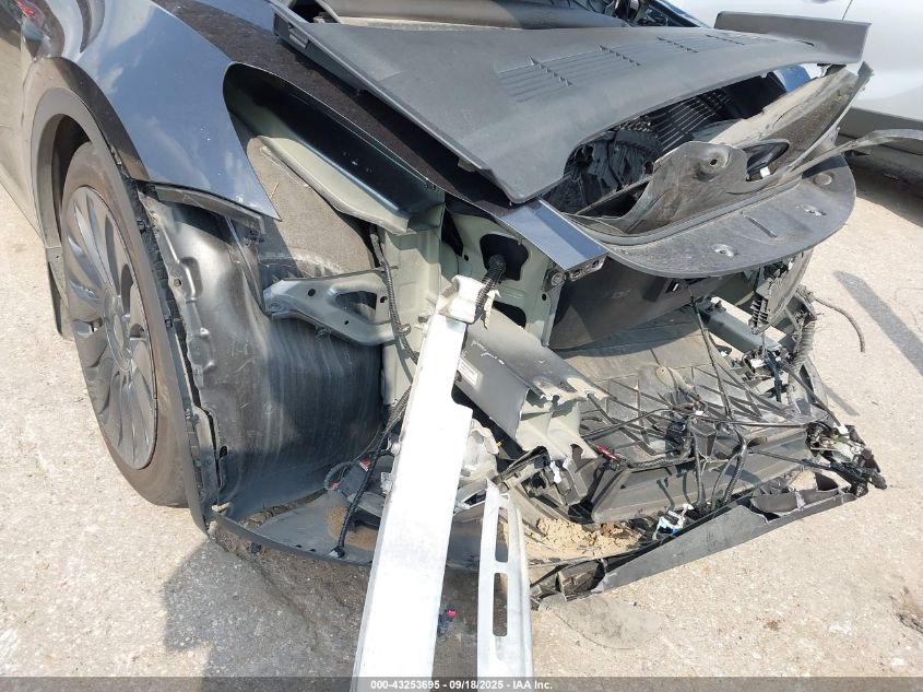 2024 Tesla Model Y Long Range Dual Motor All-Wheel Drive VIN: 7SAYGDEEXRA239824 Lot: 43253695