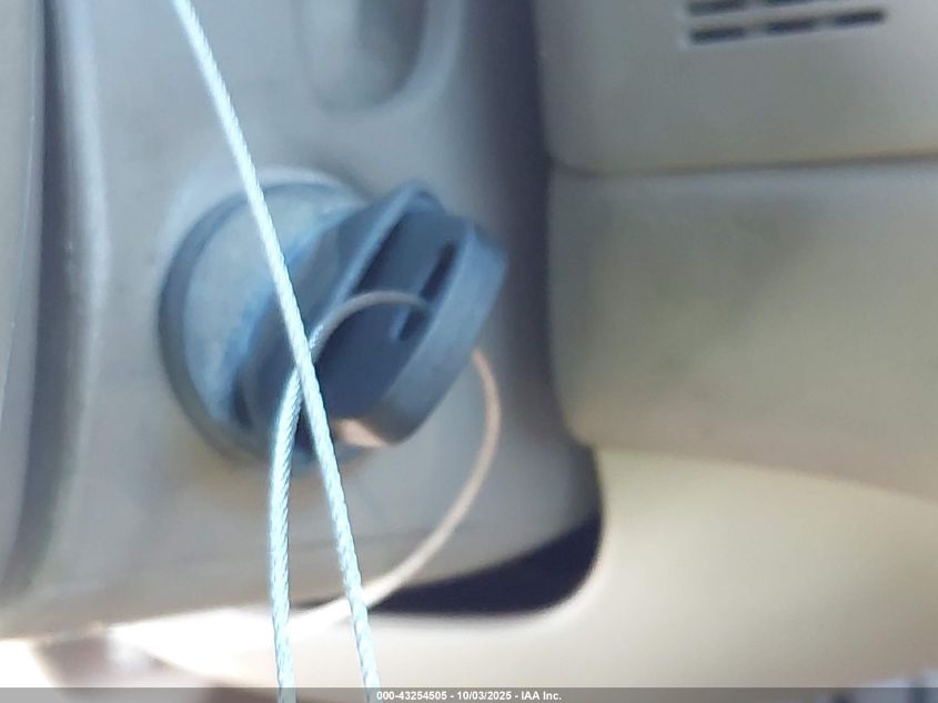 2001 Lincoln Town Car Executive VIN: 1LNHM81W21Y672052 Lot: 43254505