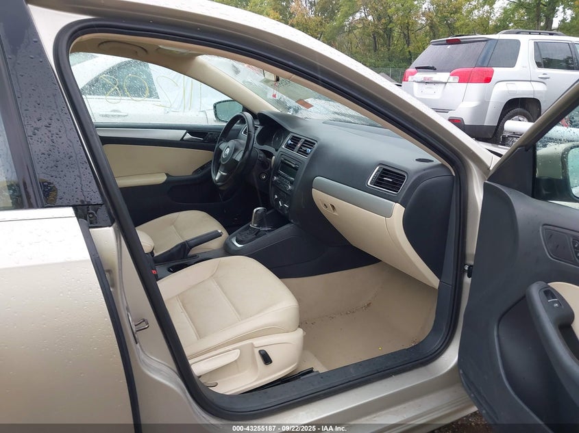 2013 VOLKSWAGEN JETTA 2.5L SE - 3VWDP7AJ8DM301046