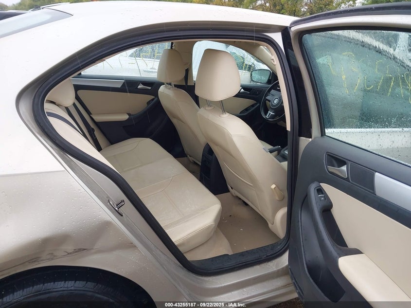 2013 VOLKSWAGEN JETTA 2.5L SE - 3VWDP7AJ8DM301046