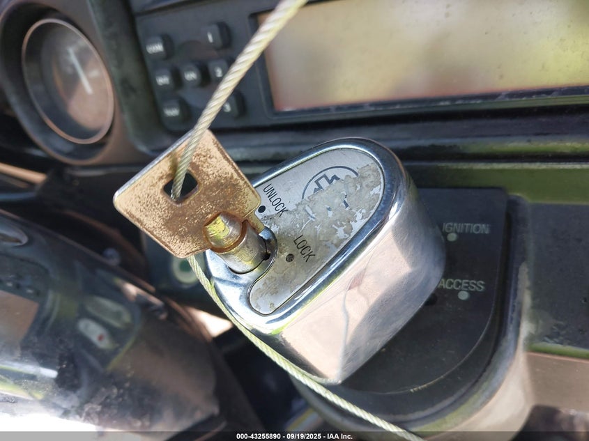 2011 Harley-Davidson Flhtcu VIN: 1HD1FC412BB672641 Lot: 43255890