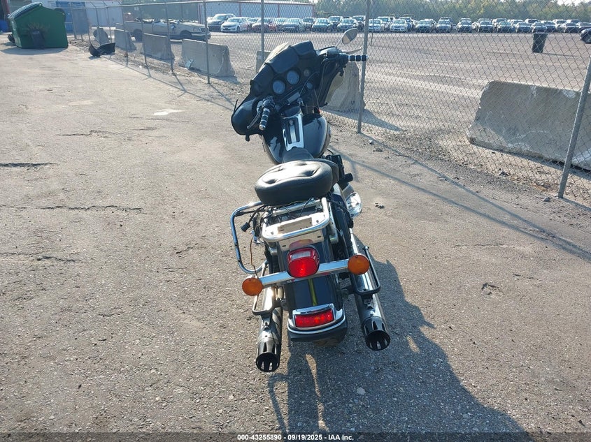 2011 Harley-Davidson Flhtcu VIN: 1HD1FC412BB672641 Lot: 43255890