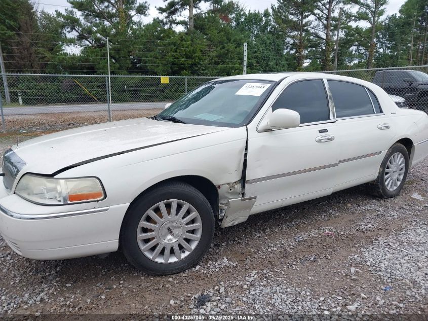 2003 Lincoln Town Car Signature VIN: 1LNHM82W73Y686949 Lot: 43257045