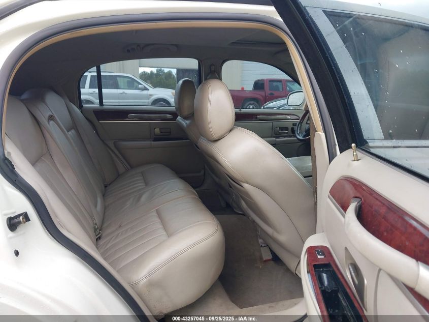 2003 Lincoln Town Car Signature VIN: 1LNHM82W73Y686949 Lot: 43257045