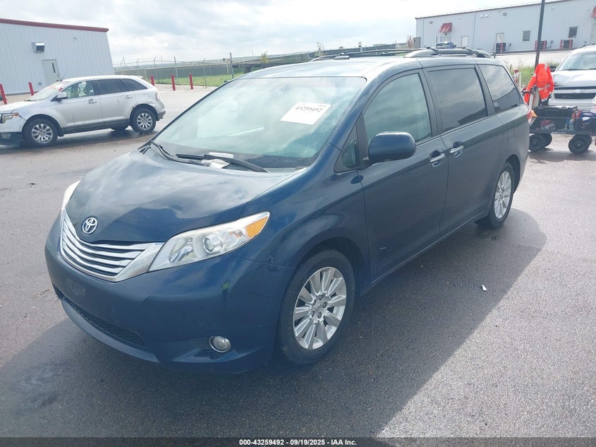 5TDDK3DC2BS029470 2011 TOYOTA SIENNA photo no. 2