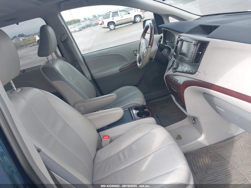 5TDDK3DC2BS029470 2011 TOYOTA SIENNA photo no. 5