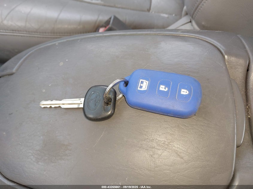 2004 Toyota Sequoia Sr5 V8 VIN: 5TDBT44A04S227766 Lot: 43265661