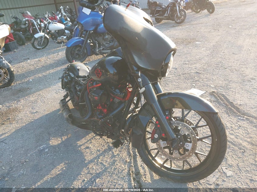 2017 Harley-Davidson Flhx Street Glide black null gasoline 1HD1KBC19HB653729 photo #1