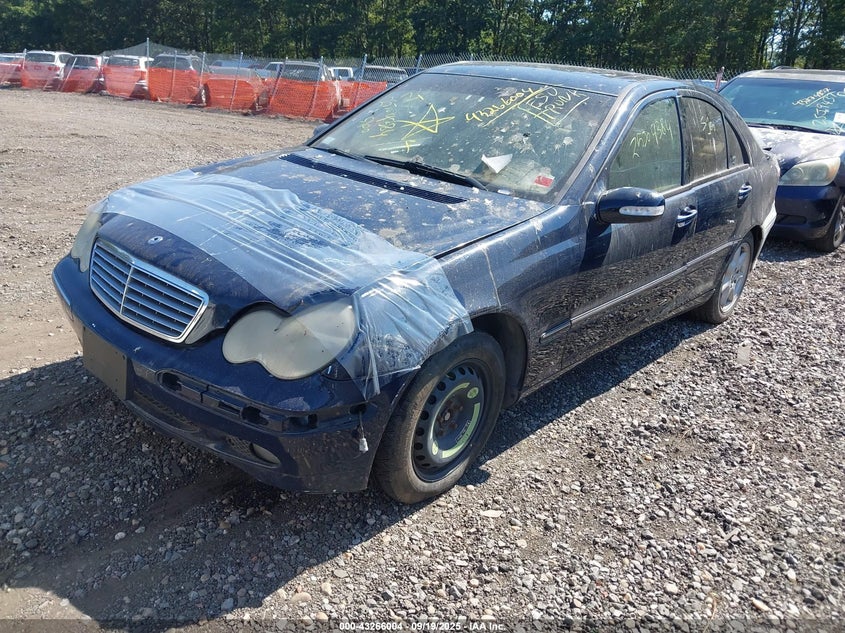 WDBRF81J54F494854 2004 MERCEDES-BENZ C-KLASSE photo no. 2