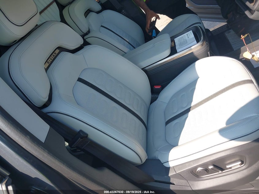 7PDSGBBA0SN060364 2025 RIVIAN R1S photo no. 8