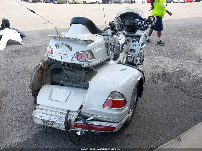 1HFSC47L78A703288 2008 HONDA GL1800C photo no. 4