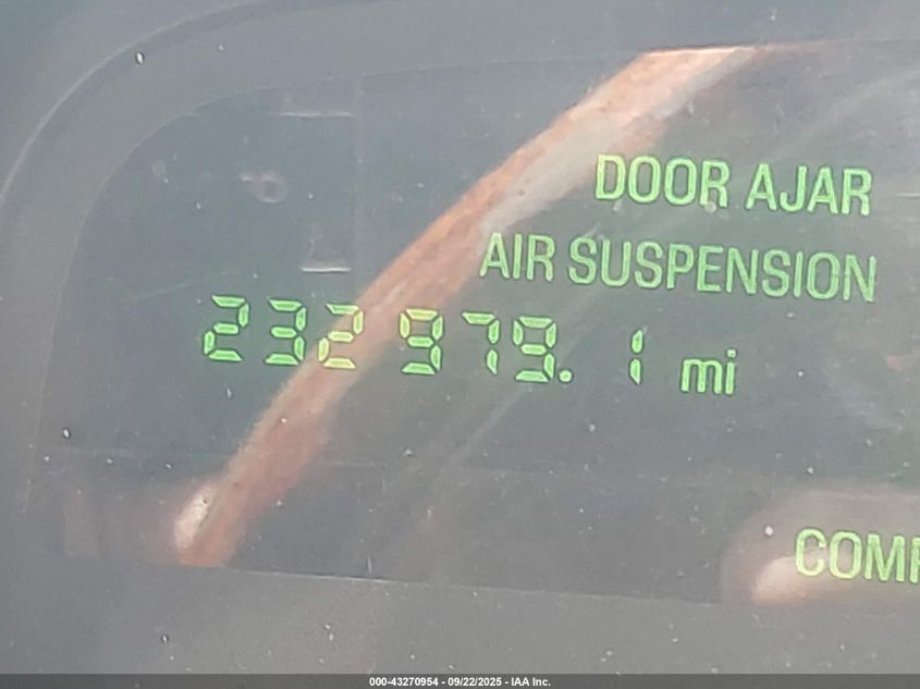 2000 Lincoln Town Car Signature VIN: 1LNHM82W3YY928837 Lot: 43270954