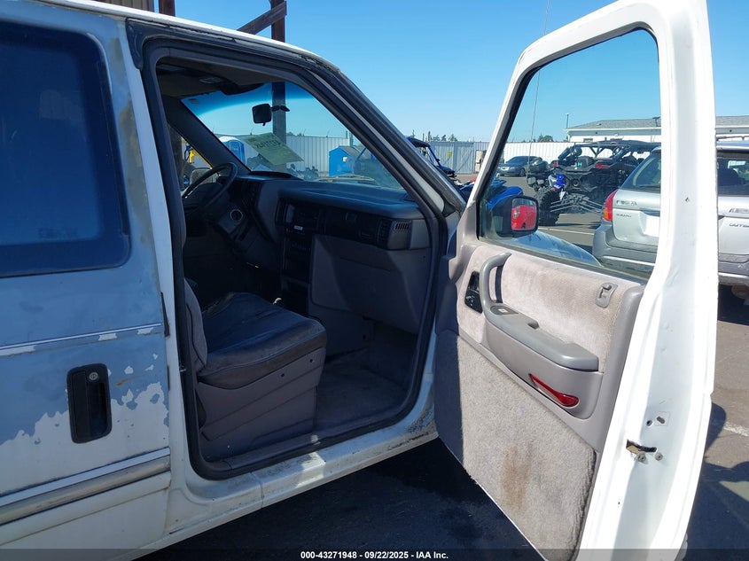 1P4GH44R6PX719385 1993 PLYMOUTH VOYAGER photo no. 5
