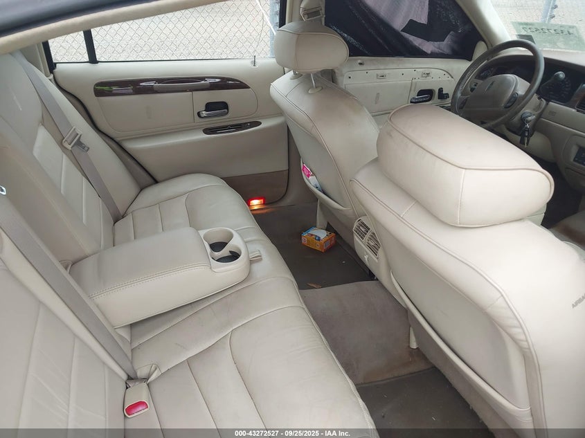 2000 Lincoln Town Car Executive VIN: 1LNHM81WXYY808762 Lot: 43272527