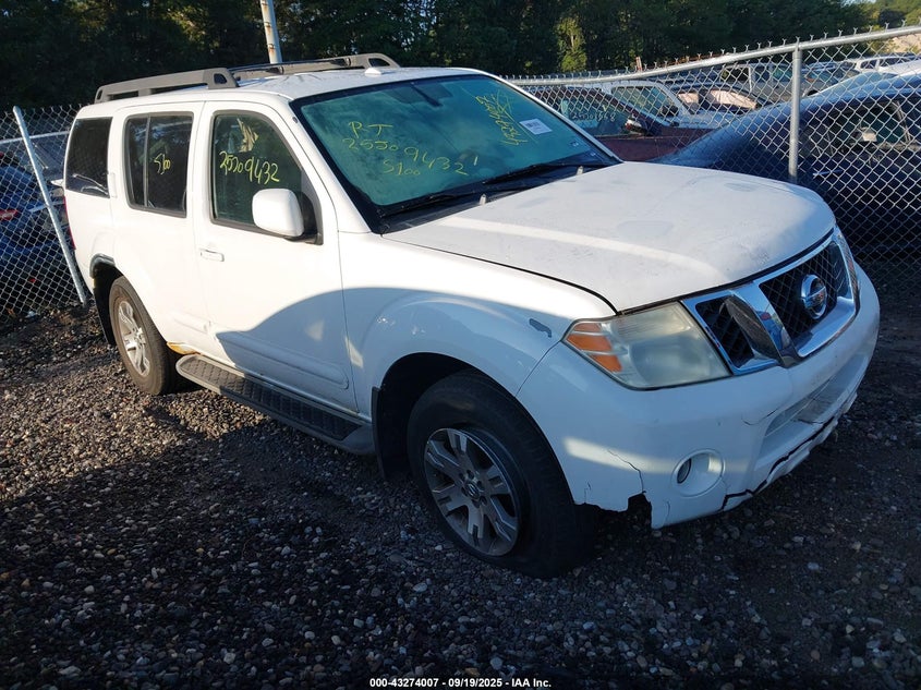 NISSAN PATHFINDER SE