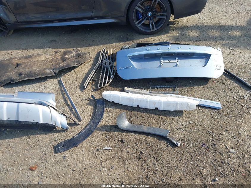 2017 Volvo Xc60 T5/Dynamic VIN: YV440MRR8H2103867 Lot: 43276084