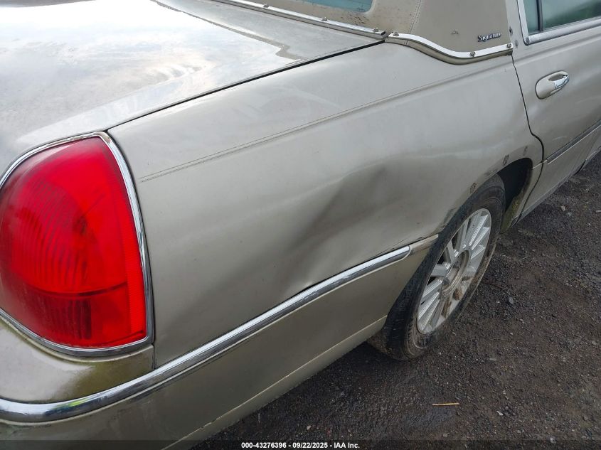 2004 Lincoln Town Car Signature VIN: 1LNHM81W24Y653943 Lot: 43276396