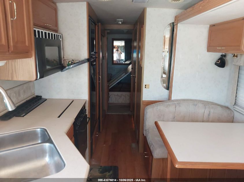 2000 Ford F550 Super Duty Stripped Chass VIN: 1FCNF53S2Y0A05713 Lot: 43276814