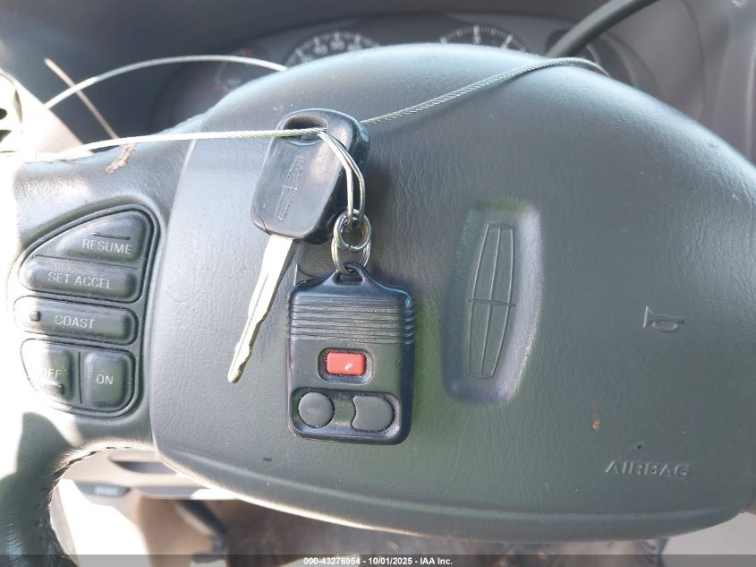 2000 Lincoln Navigator VIN: 5LMFU28AXYLJ22150 Lot: 43276954