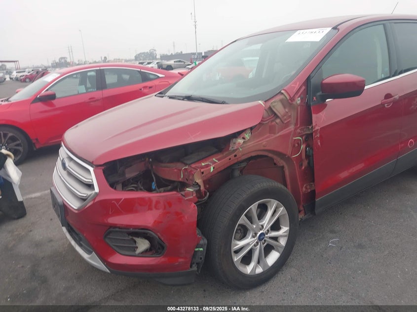VIN 1FMCU0GD2HUC77372 2017 FORD ESCAPE SE