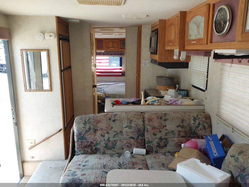 1995 Ford Econoline E350 Cutaway Van VIN: 1FDKE30G4SHA99947 Lot: 43279387