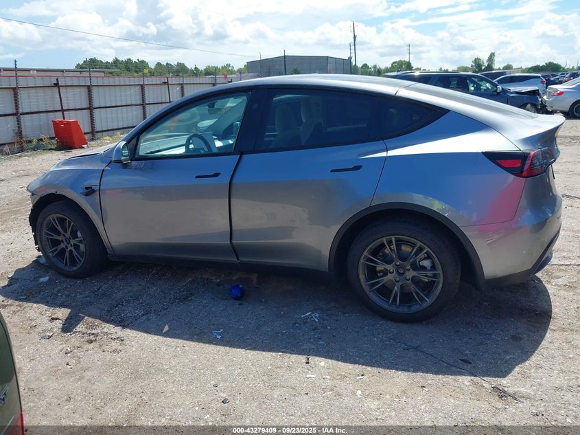2024 Tesla Model Y Long Range Dual Motor All-Wheel Drive/Rwd VIN: 7SAYGDED1RA327121 Lot: 43279409