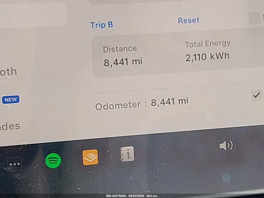 2024 Tesla Model Y Long Range Dual Motor All-Wheel Drive/Rwd VIN: 7SAYGDED1RA327121 Lot: 43279409