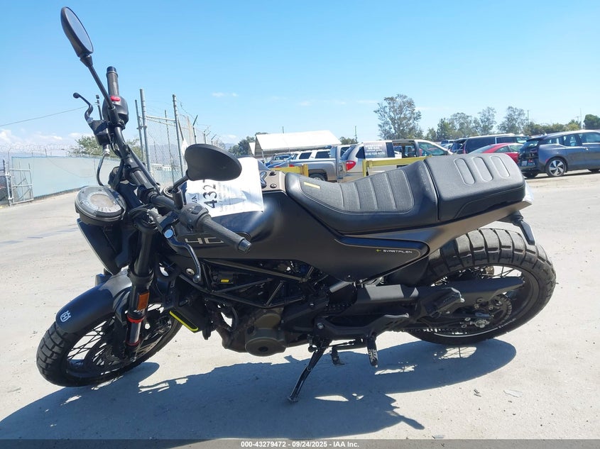 2023 Husqvarna Vitpilen 401/Svartpilen 401 VIN: MD2JUJ402PC225807 Lot: 43279472