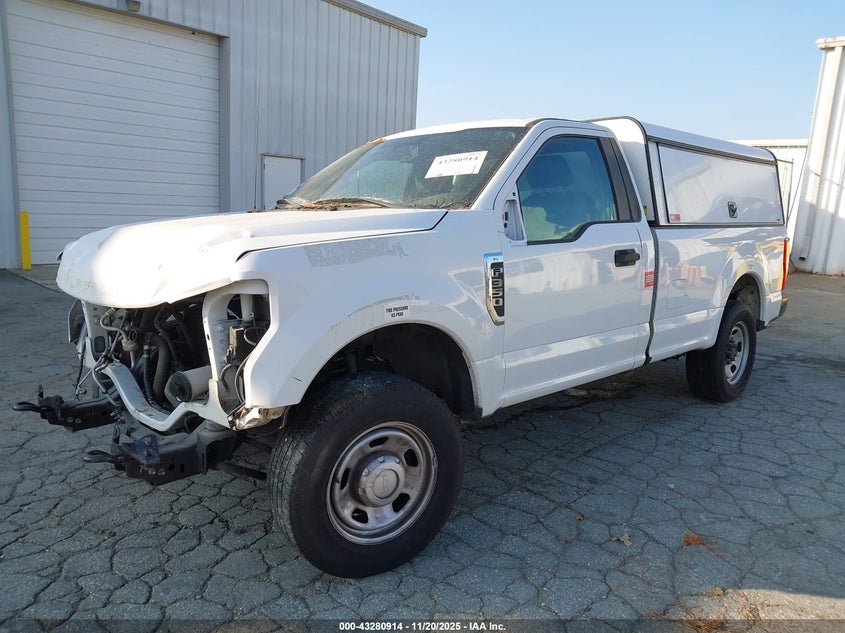 1FTRF3A60JEC83272 2018 FORD F350 photo no. 2