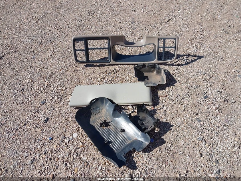 2003 Chevrolet Tahoe Ls VIN: 1GNEC13Z53R240522 Lot: 43281075