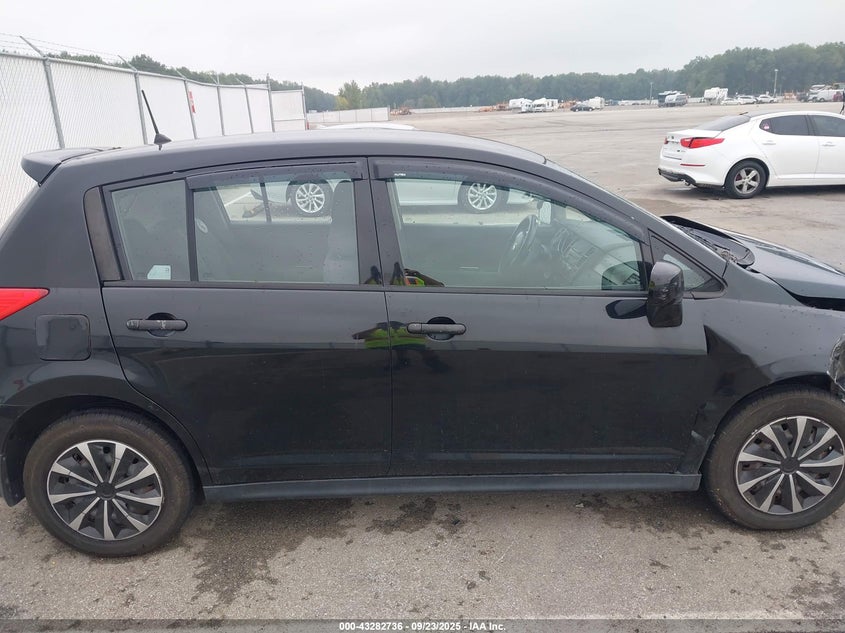 2009 Nissan Versa 1.8S VIN: 3N1BC13E49L398457 Lot: 43282736