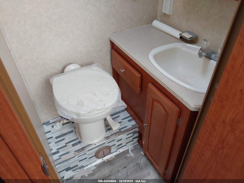 2006 Ford E-450 Cutaway VIN: 1FDXE45S36DA34898 Lot: 43284645