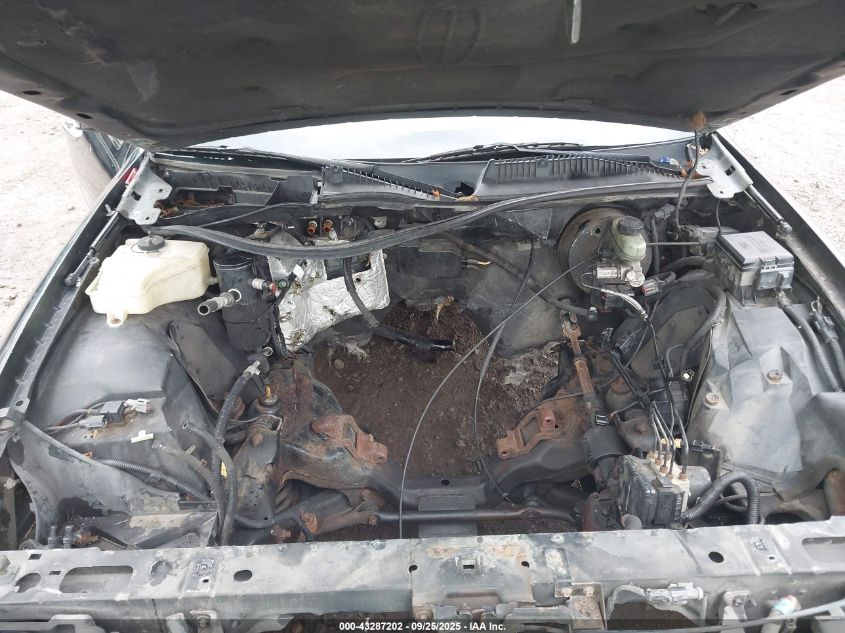 2000 Lincoln Town Car Signature VIN: 1LNHM82W1YY936080 Lot: 43287202