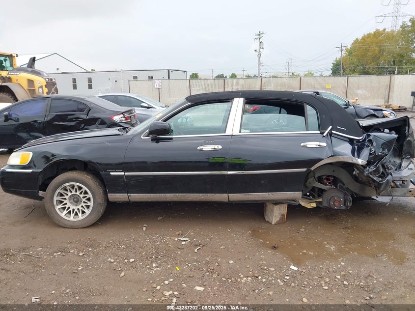 2000 Lincoln Town Car Signature VIN: 1LNHM82W1YY936080 Lot: 43287202