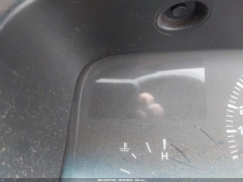 2000 Lincoln Town Car Signature VIN: 1LNHM82W1YY936080 Lot: 43287202